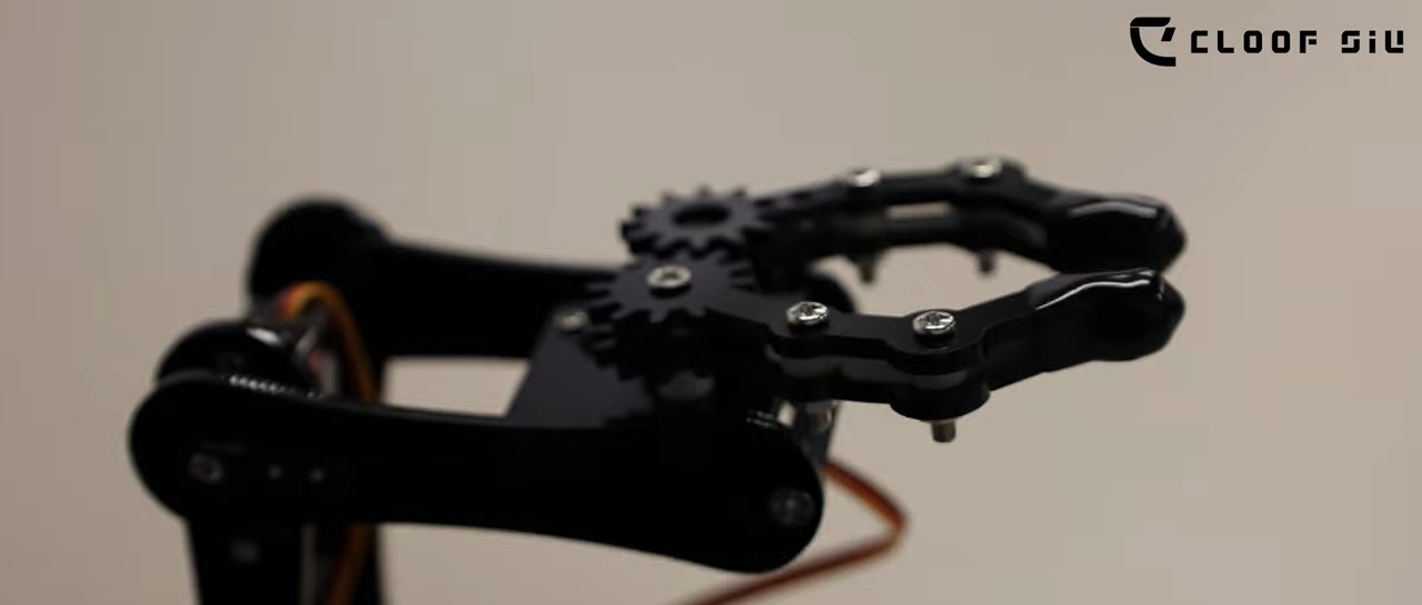 Close-up of the Acebott robotic arm gripper with its gears, capable of opening to 260 degrees